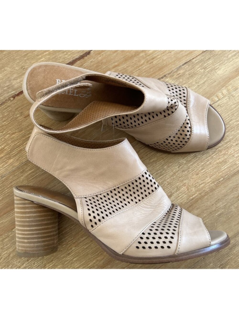 Regarde Le Ciel Sandals Womens Open Toe Heel Ankle Strap Beige Leather Size 39